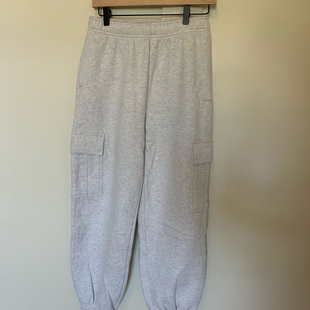 Aritzia Cozy Fleece Cargo Sweatpants in Light Gray sz small Heather cloud